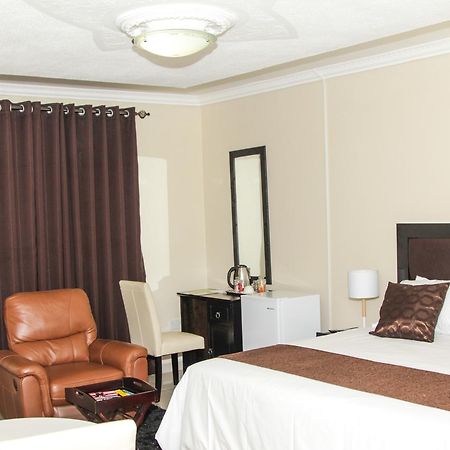 Streets Of Gold Guest House Gaborone Esterno foto